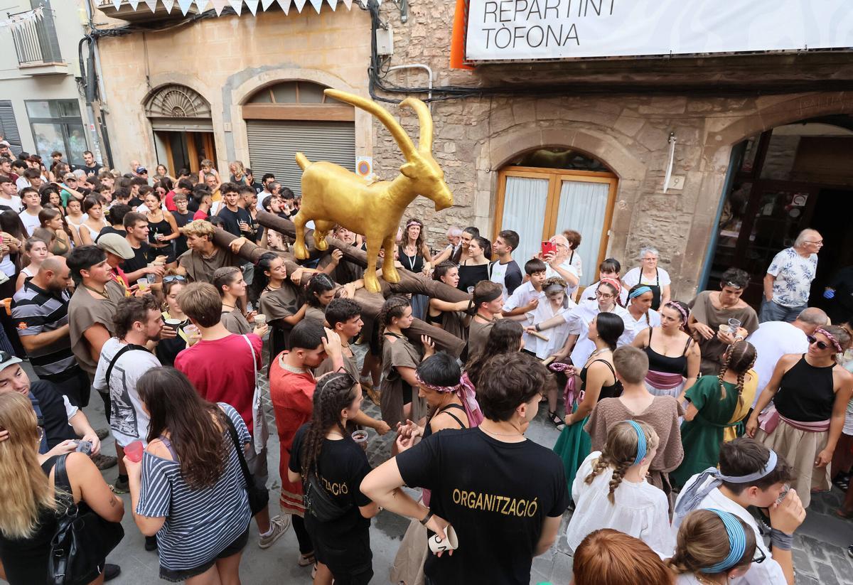 Les millors imatges de la cercavila de la Cabra d'Or, a Moià