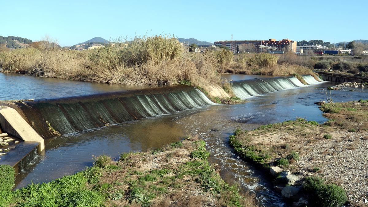 Canal de agua regenerada llegando al río Llobregat.
