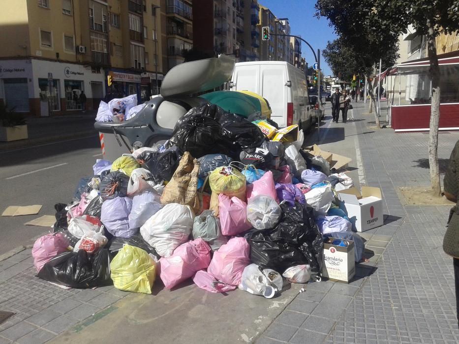 Varios días después de la desconvocatoria de la huelga de limpieza, la basura sigue acumulándose en las calles.