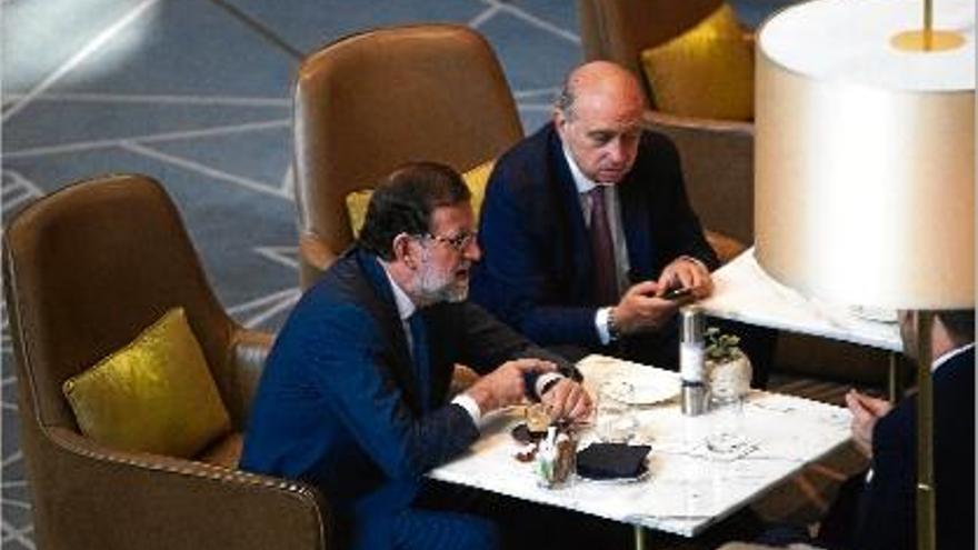 Fernández Díaz, a la foto esmorzant amb Rajoy, va demanar respecte per a ell i per a De Alfonso.