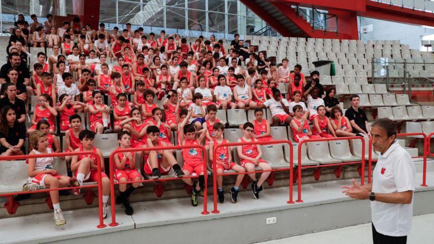 El reputado entrenador de baloncesto Luis Casimiro imparte enseñanza en el campus de la Fundación Gijón