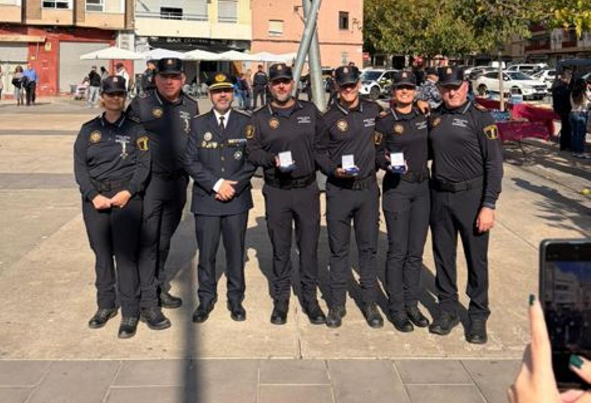 Agentes condecorados, con el Comisario Principal Jefe de la Policía Local de Sagunt, Rafael de Manuel.