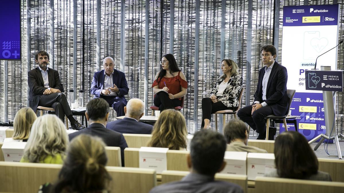 De izquierda a derecha, Cristóbal Belda (director del Instituto de Salud Carlos III), Carlos de la Cruz (director de Evaluación y Cooperación Tecnológica Internacional del Centro para el Desarrollo Tecnológico y la Innovación), Valentina Raffio (periodista de El Periódico), María Vila (presidenta de la Federación Española de Empresas de Tecnología Sanitaria y presidenta de Medtronic España) y Juan López Belmonte (presidente de Farmaindustria y presidente de ROVI). 