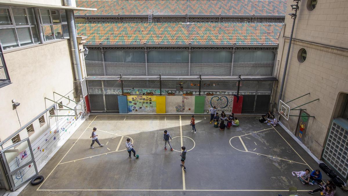Barcelona redissenya els patis de les seves escoles