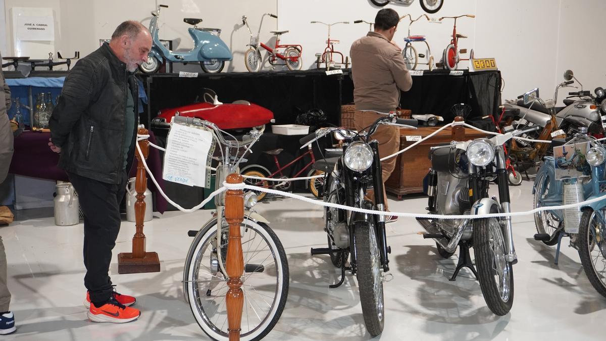 Motocicletas e bicis clásicas no feiral estradense