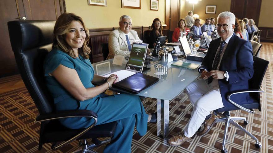 La presidenta de la Junta de Andalucía, Susana Díaz (i), acompañada del vicepresidente, Manuel Jiménez Barrios (d) y el resto de consejeros, momentos antes de presidir la primera reunión del Consejo de Gobierno andaluz tras las vacaciones.