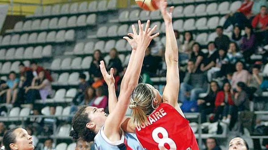 Nicholls pelea por un balón durante un partido.