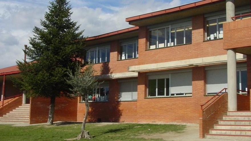 Edifici vermell de l&#039;escola Catalunya de Navarcles
