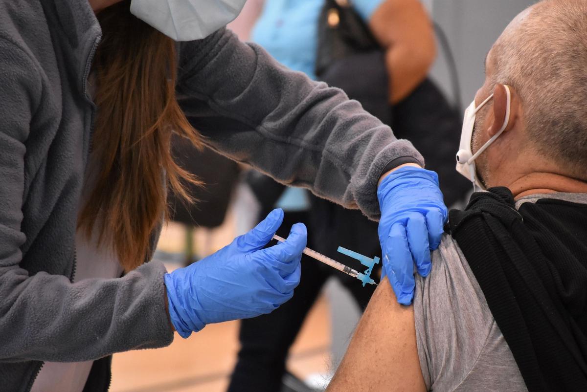Vacunación en Elche, en foto de archivo