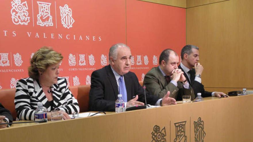 Rafael Blasco, flanqueado de Milagrosa Martínez, David Serra y Ricardo Costa durante la reunión del PP en las Cortes.