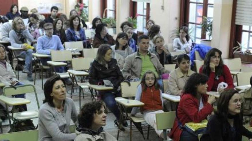 Algunos de los padres asistentes a una asamblea para deliberar sobre la construcción del aula. / juan varela