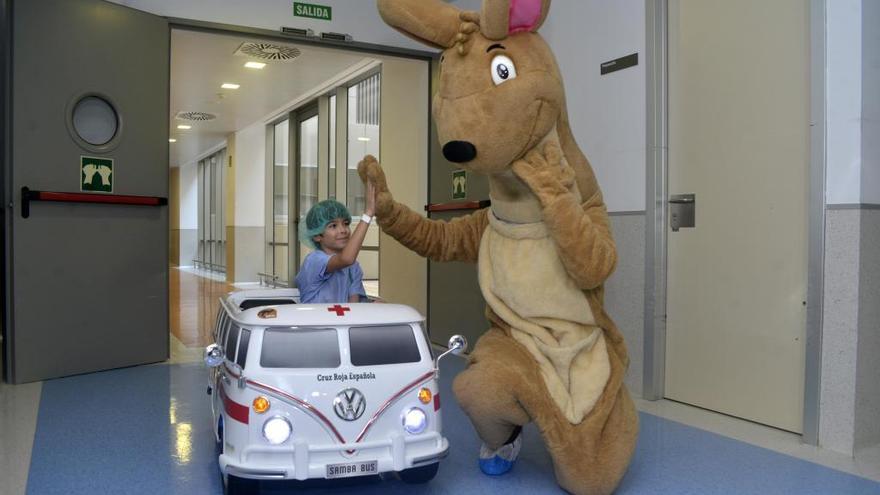 Un niño montado en uno de los coches.