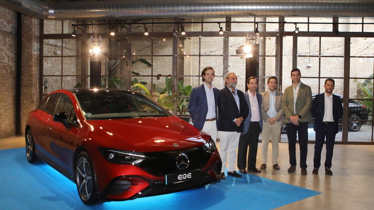 Directivos de Valdisa y Mercedes-Benz España junto al nuevo Mercedes-Benz EQE.