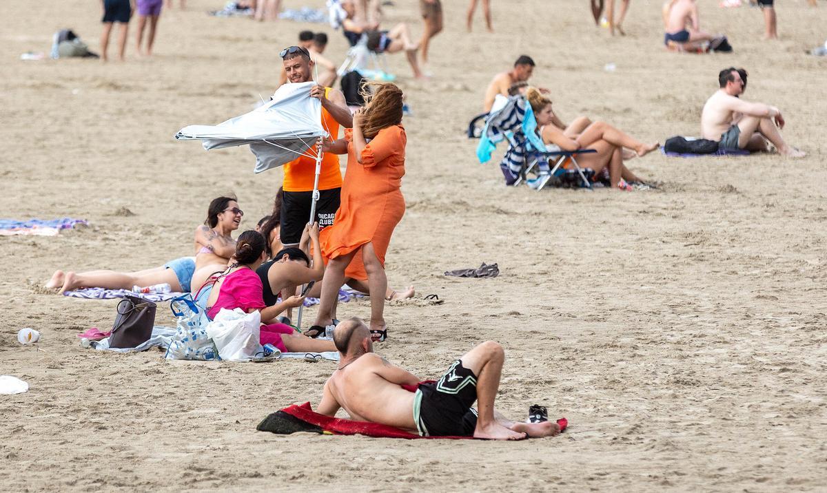 La alerta vacía el mar pero no el arenal del Postiguet