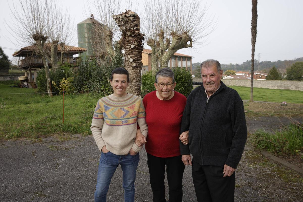 Adelina Estrada San Miguel, junto a su marido, José Manuel Álvarez, y su hija Raquel, ayer, en Granda.