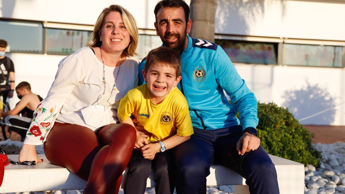 María Isabel Amo y Carlos Losada, con su hijo Carlos.