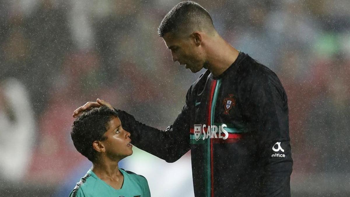 Cristiano Ronaldo junto a su hijo de 8 años
