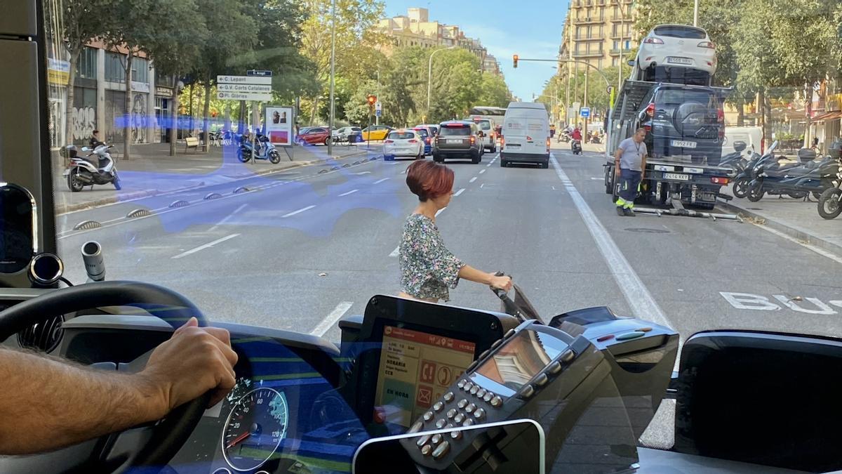 El X1 sortea un camión que descarga vehículos en el carril bus de Aragó, la mañana del lunes