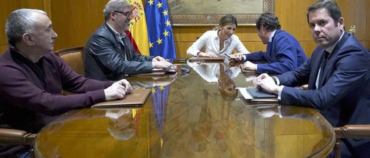 Reunión entre la ministra de Empleo y Economía Social, Yolanda Diaz, y los secretarios generales de UGT y CCOO, Pepe Álvarez y Unai Sordo, y los presidentes de CEOE y CEPYME, Antonio Garamendi y Gerardo Cuerva.