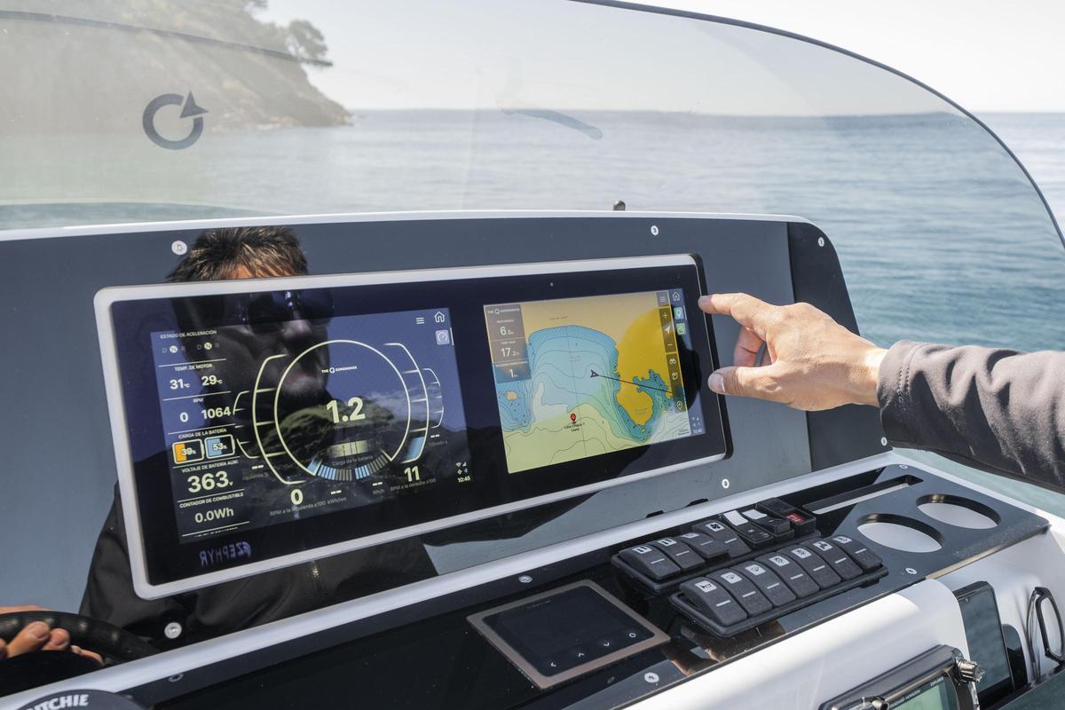 El cuadro de mando de una de las embarcaciones de Zephyr Boats.