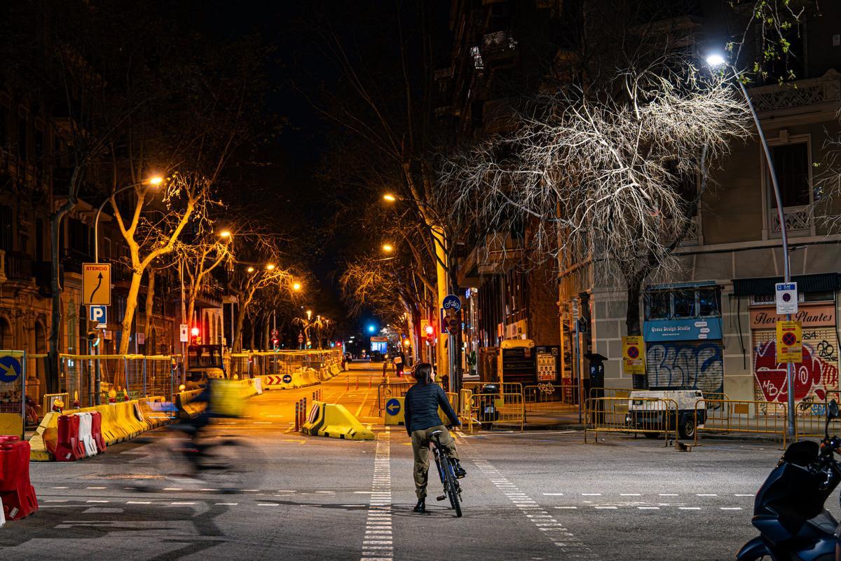 La renovación de farolas en Barcelona prioriza la luz blanca en lugar de la amarilla