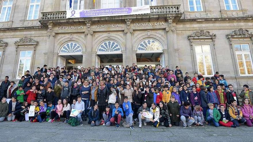 Foto de familia de los estudiantes que fueron recibidos ayer en el Pazo Provincial. // Gustavo Santos