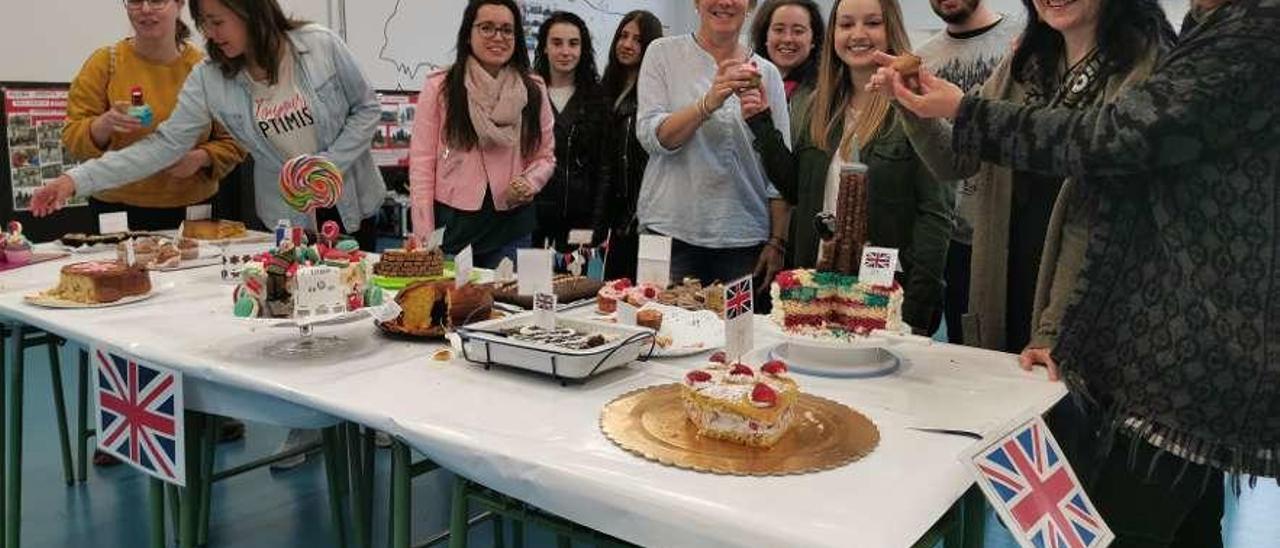 Participantes en el concurso gastronómico del Instituto de Infiesto probando los postres, ayer.