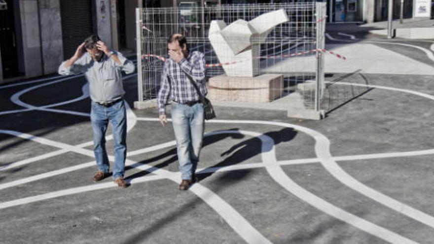 Serpenteantes rayas blancas recorren la plaza de Pío XII