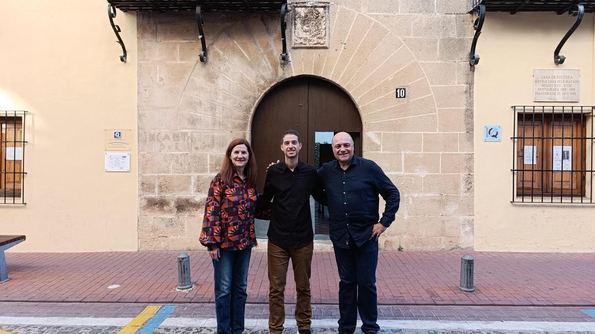Victoria Pujades i Manel Arcos, editors d’Edicions del Sud, amb Antonio Sánchez Verdú, guanyador del I Premi de Novel·la Històrica «Cavall Bernat» 2025, davant la Casa Maians d’Oliva.
