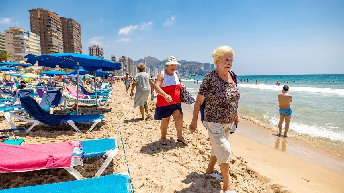 Dos señoras pasean por la playa de Levante de Benidorm la pasada primavera.