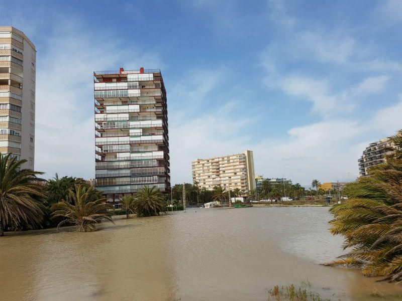 Un garaje inundado en la playa de Muchavista