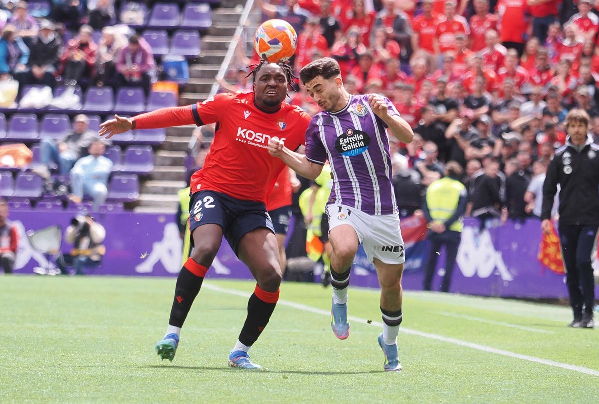 Raúl Moro pugna con el jugador de Osasuna y ex del Valladolid, Enzo Boyomo