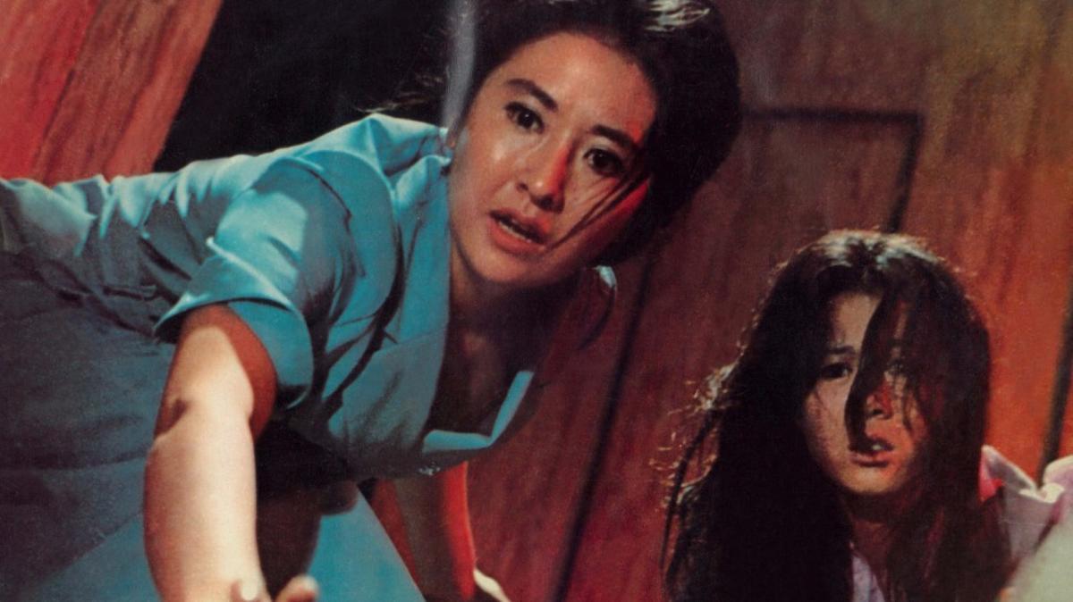 Youn Yuh-jung, izquierda, en un fotograma de 'Woman of fire'.