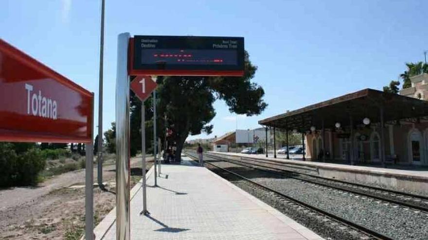 Las vías del tren a su paso por la Estación Intermodal de Totana.