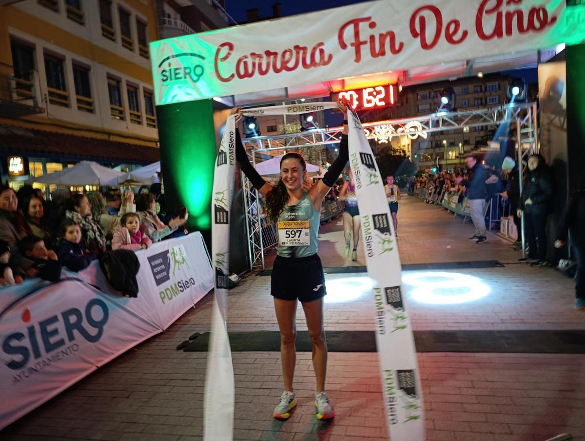 Laura López, en el momento en el que se proclamó ganadora absoluta en categoría femenina de la carrera de fin de año de Pola de Siero.
