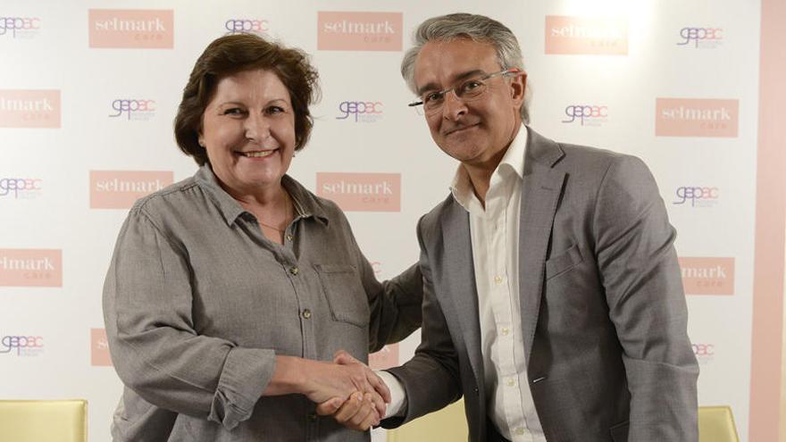 Begoña Barragán, presidenta de GEPAC (Grupo Español de Pacientes con Cáncer); y Rafael Pérez, de Selmark, ayer en Madrid.