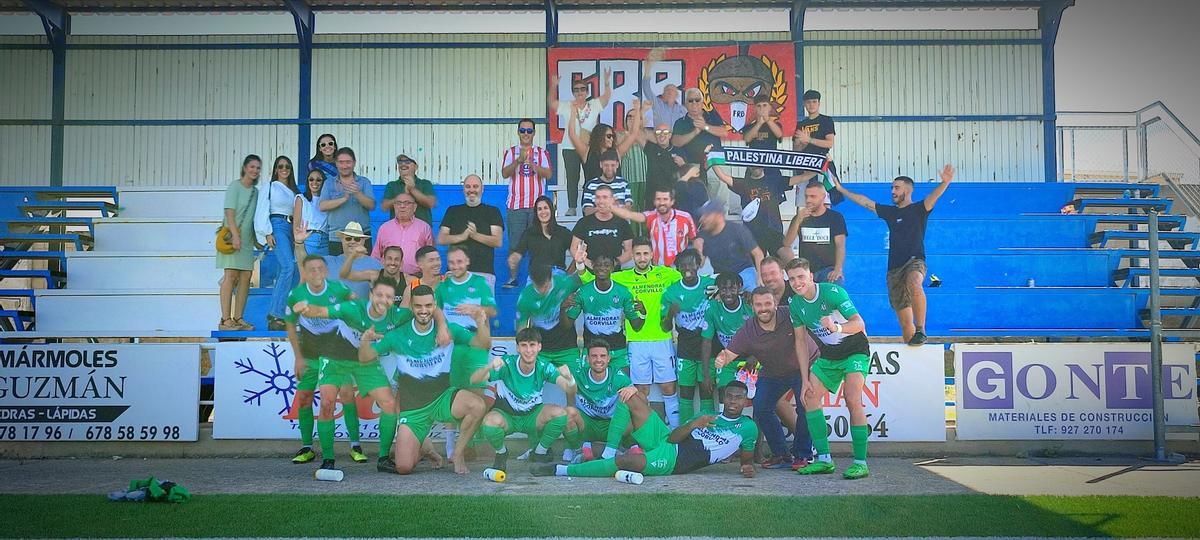 El Azuaga, celebrando el triunfo con su afición.