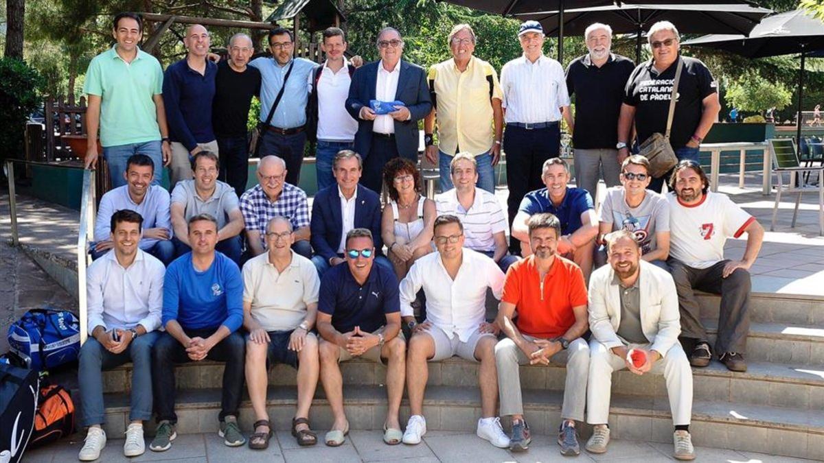 Foto de familia tras la fiesta final del circuito de medios de comunicación de pádel