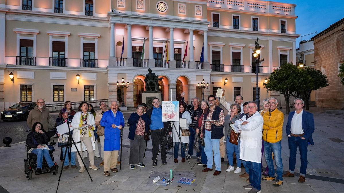 Alumnos de la Escuela de Artes y Oficios se concentran en la plaza de España para reclamar que empiece el curso.