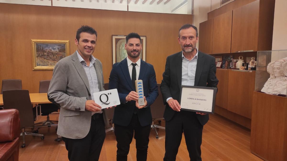 El propietario de la mejor barbería de España, entre Molina y González esta tarde en el Ayuntamiento de Elche