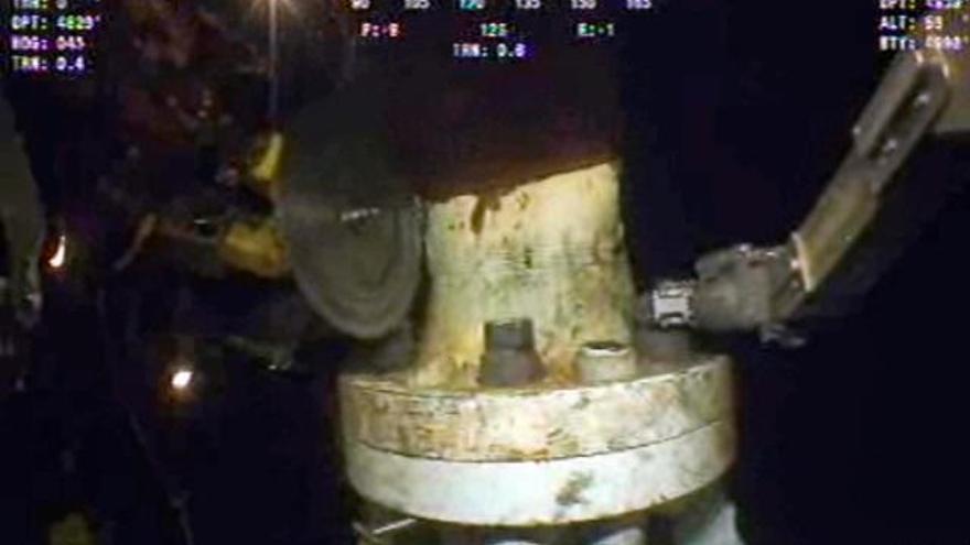 BP corta el conducto por el que mana el crudo