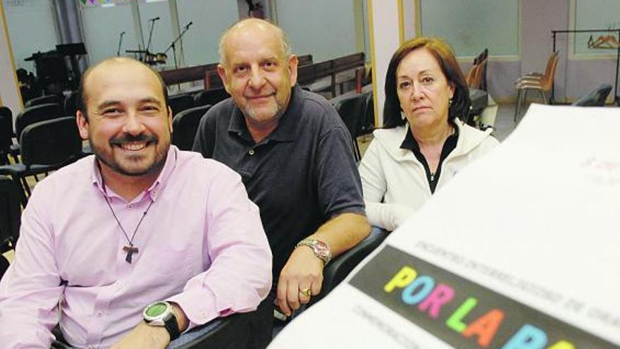 Javier Valbuena, Corsino Fernández y Covadonga García, ayer, en la presentación del encuentro de oración por la paz.