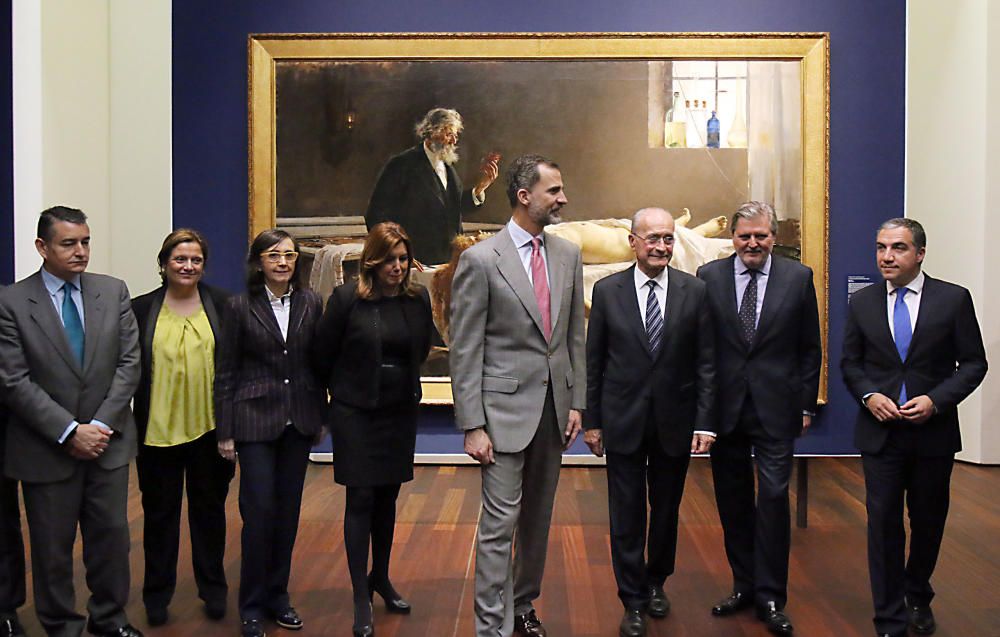 El rey se mostró muy amable con el público alrededor del Palacio de la Aduana, antes y después de su visita al Museo de Málaga.