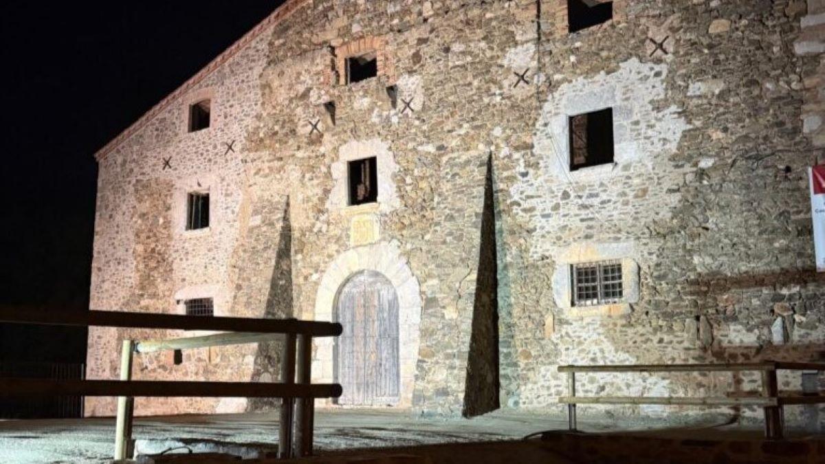 La nova il·luminació del castell de Vilalmaniscle.