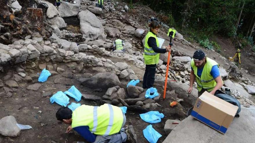 Un equipo de 15 personas trabaja desde mayo dirigidos por el arqueólogo Miguel Vidal. // G. Núñez