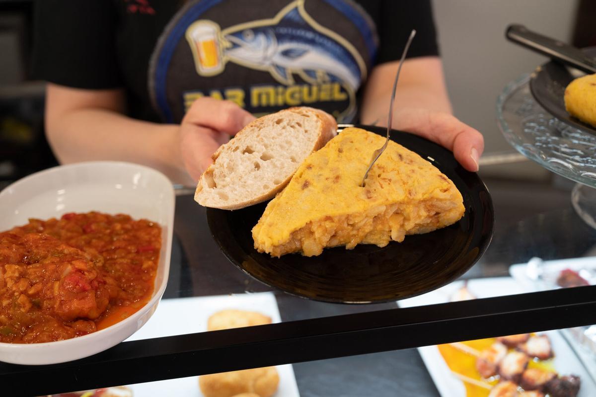 En imágenes | Bar Miguel, en Zaragoza, un sitio 'de toda la vida' con bocadillos de calamares a 3,50 euros: "Comida casera, de la abuela y buena"