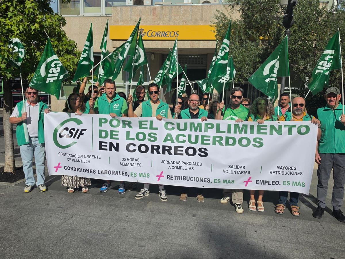 Protesta de CSIF ante la oficina de Correos en Cáceres.
