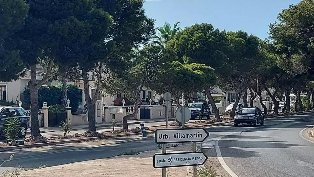 Vial que conecta la carretera nacional N-332 con la urbanización Villamartín
