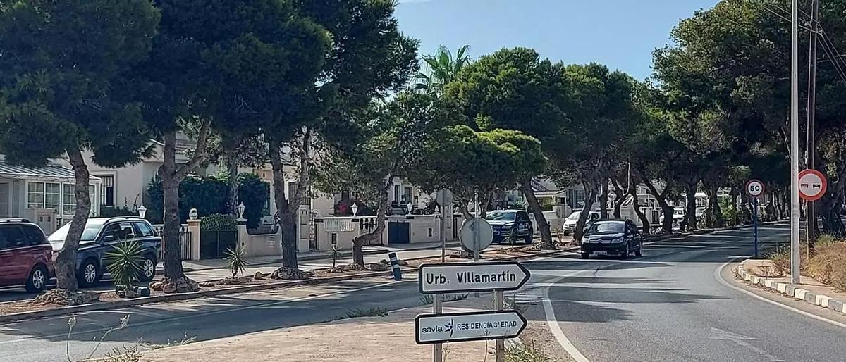 Vial que conecta la carretera nacional N-332 con la urbanización Villamartín