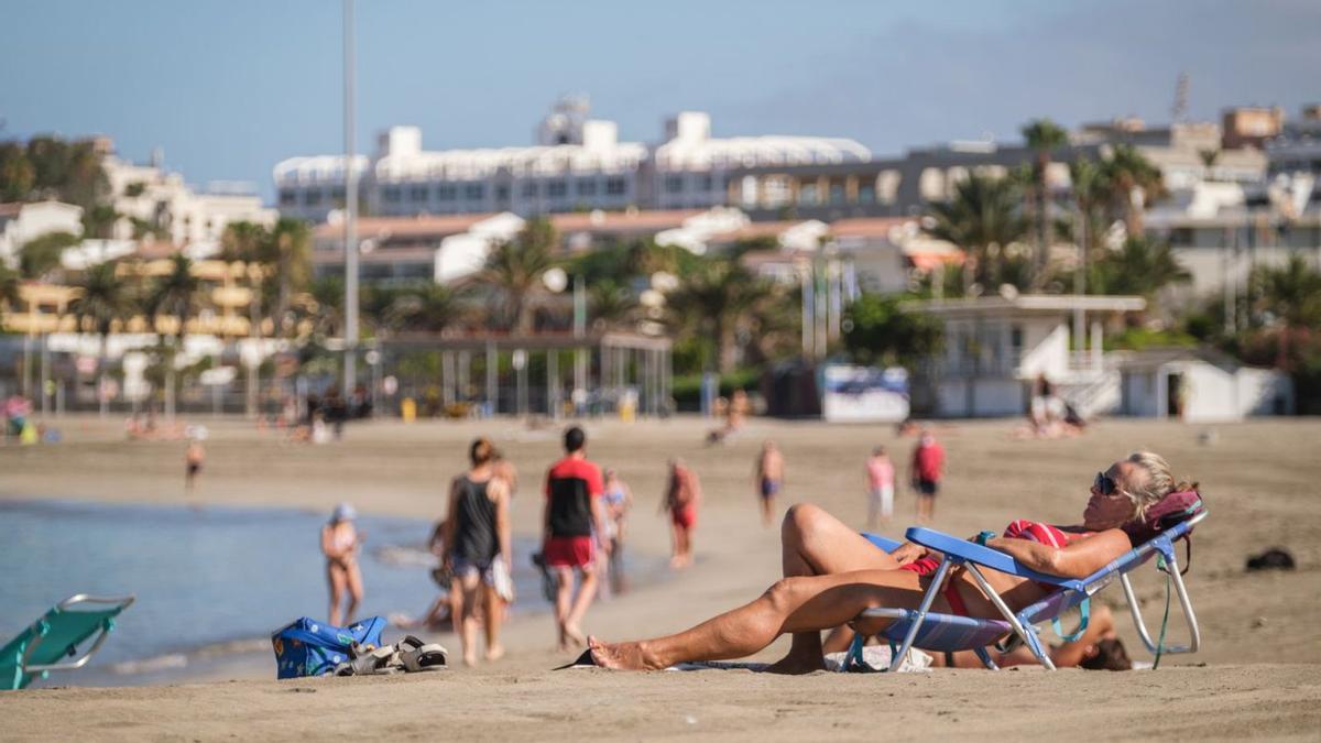 Turistas en Los Cristianos.